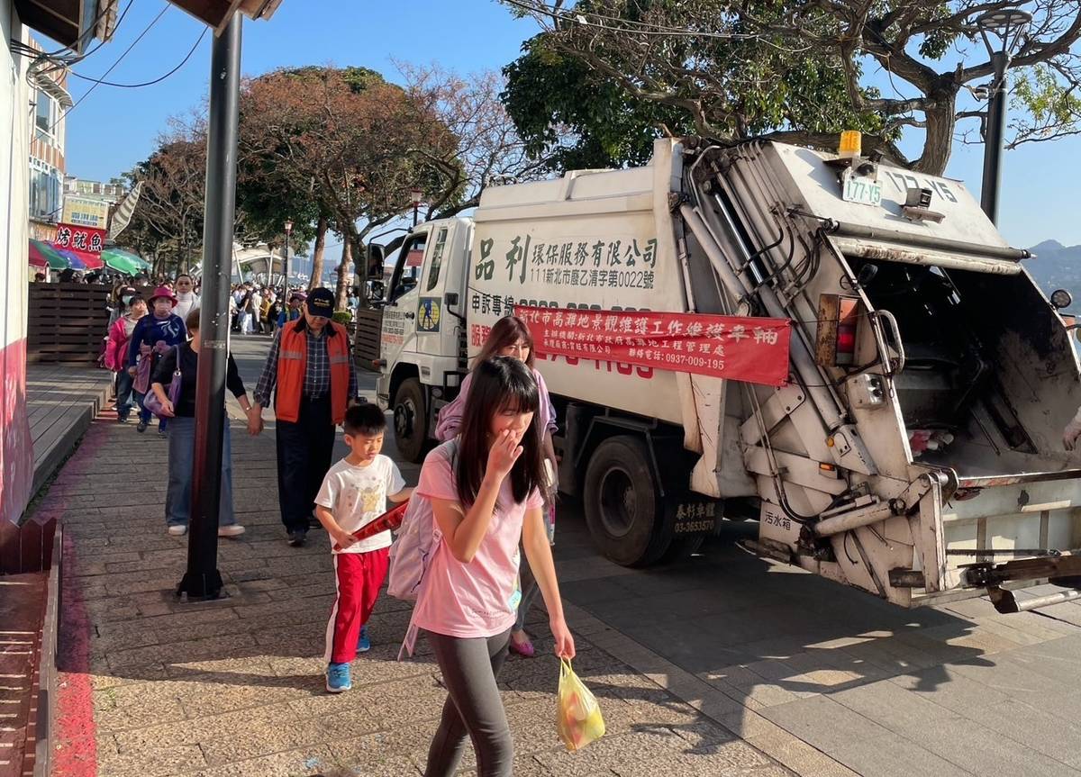 八里渡船頭老街及淡水金色水岸定時會有垃圾清潔車，請民眾留意腳步