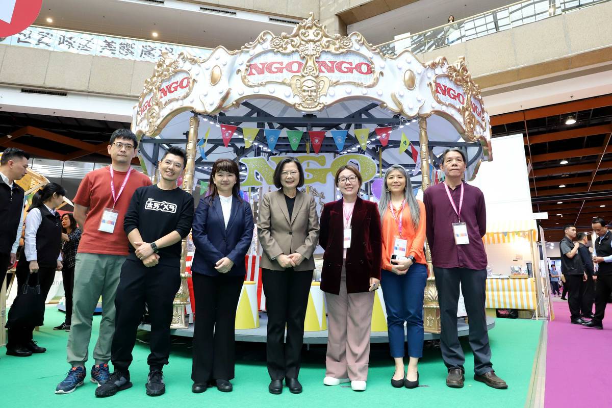 蔡英文總統(中)參觀臺北國際書展，邀請全國民眾參觀書展，體驗閱讀的樂趣。(文化部提供)