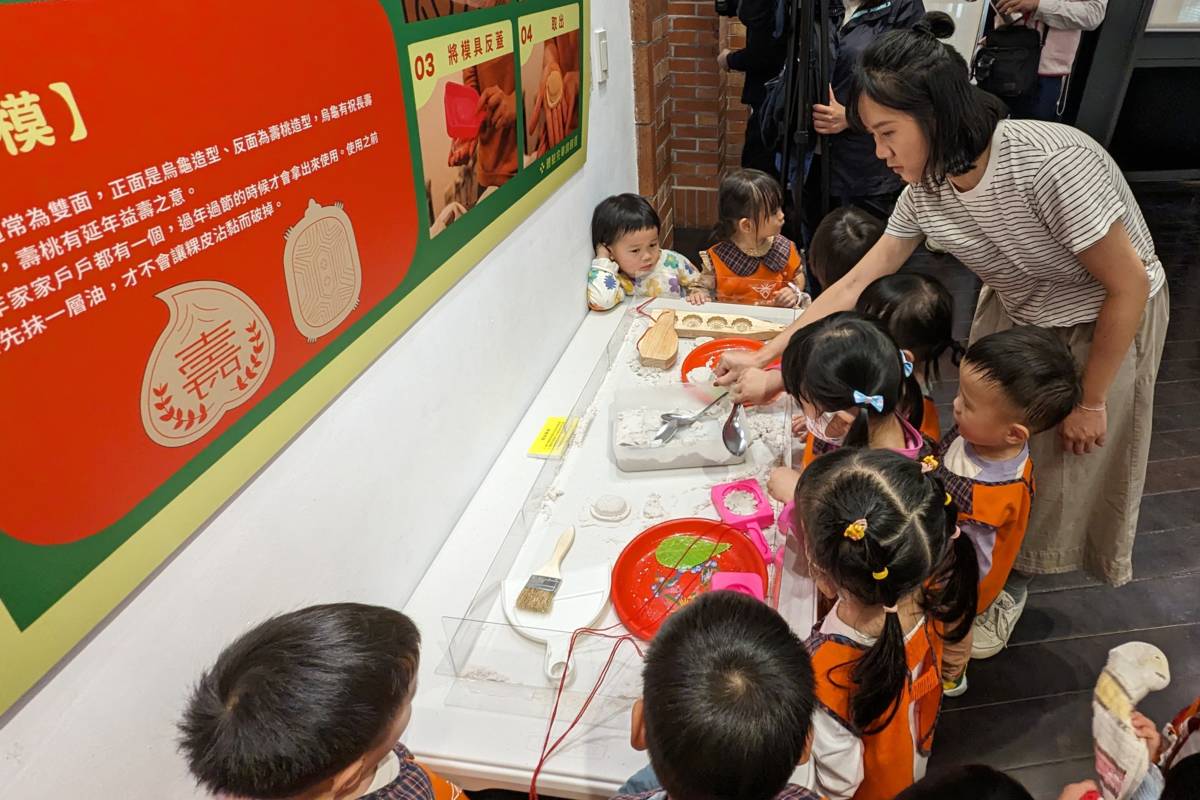 臺北市鄉土教育中心「跟著節慶逛市場」特展讓小朋友動手體驗製作紅龜粿、月餅