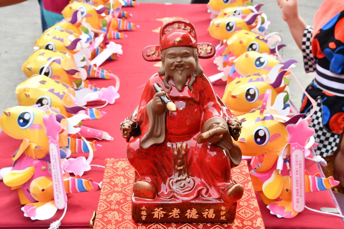 花壇福德宮Q版福德老爺公仔呈現了戴官帽的土地公形象(圖片來源：彰化縣政府提供)