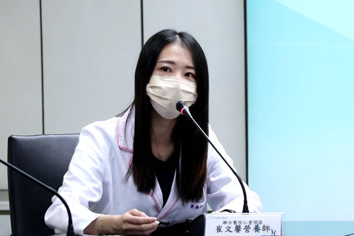 臺北市立聯合醫院仁愛院區崔文馨營養師說明健康湯圓的製作