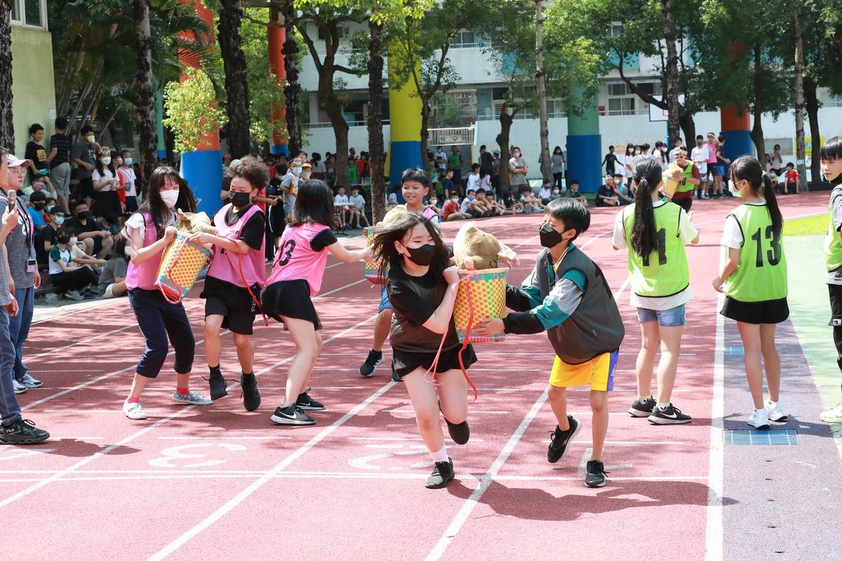 原住民運動趣味挑戰「扛著野豬跑」活動