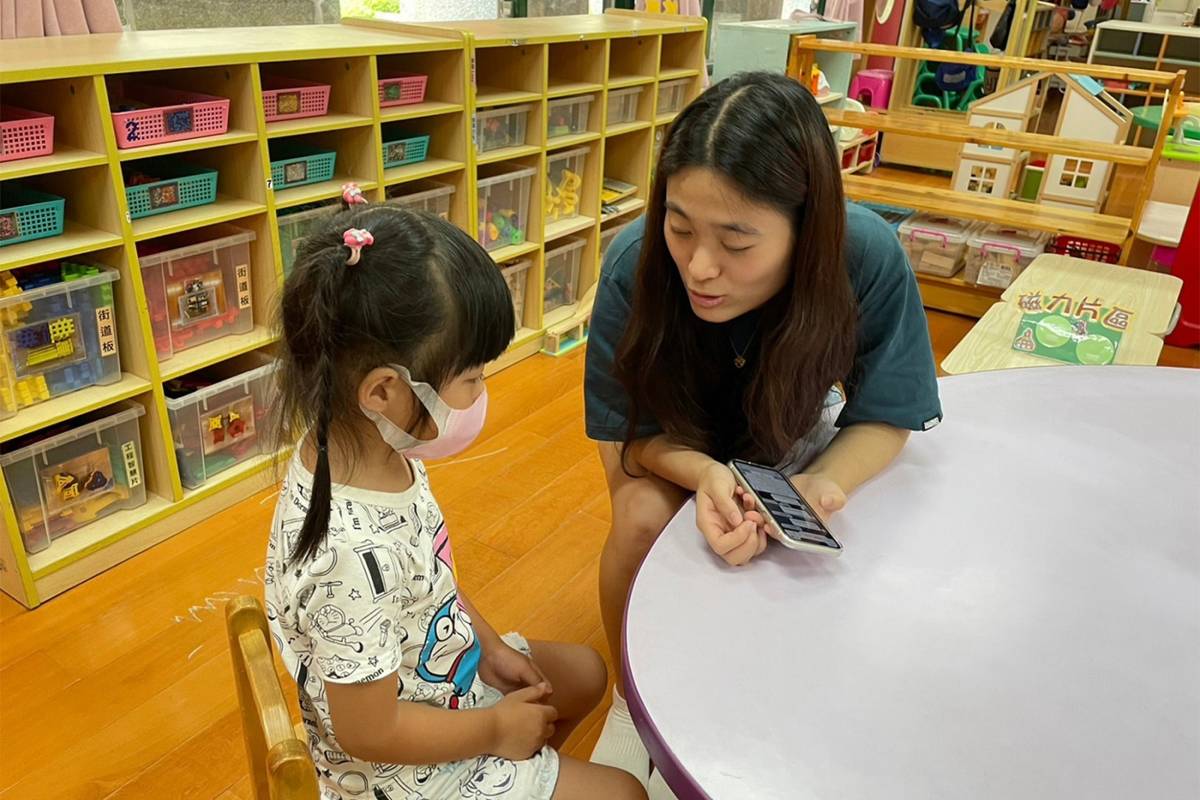 「家庭暖桌」邀請兒童分享心中的煩惱，讓家長更瞭解孩子