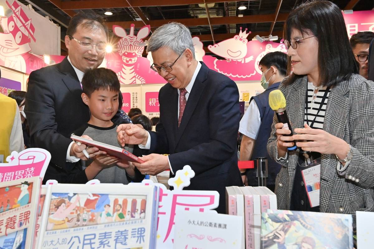 行政院院長陳建仁參訪「2024年第32屆台北國際書展」，幫小粉絲簽名。(行政院提供)