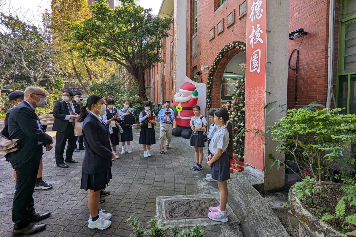 國北教大實小學生擔任國際大使，導覽介紹學校歷史和校園特色