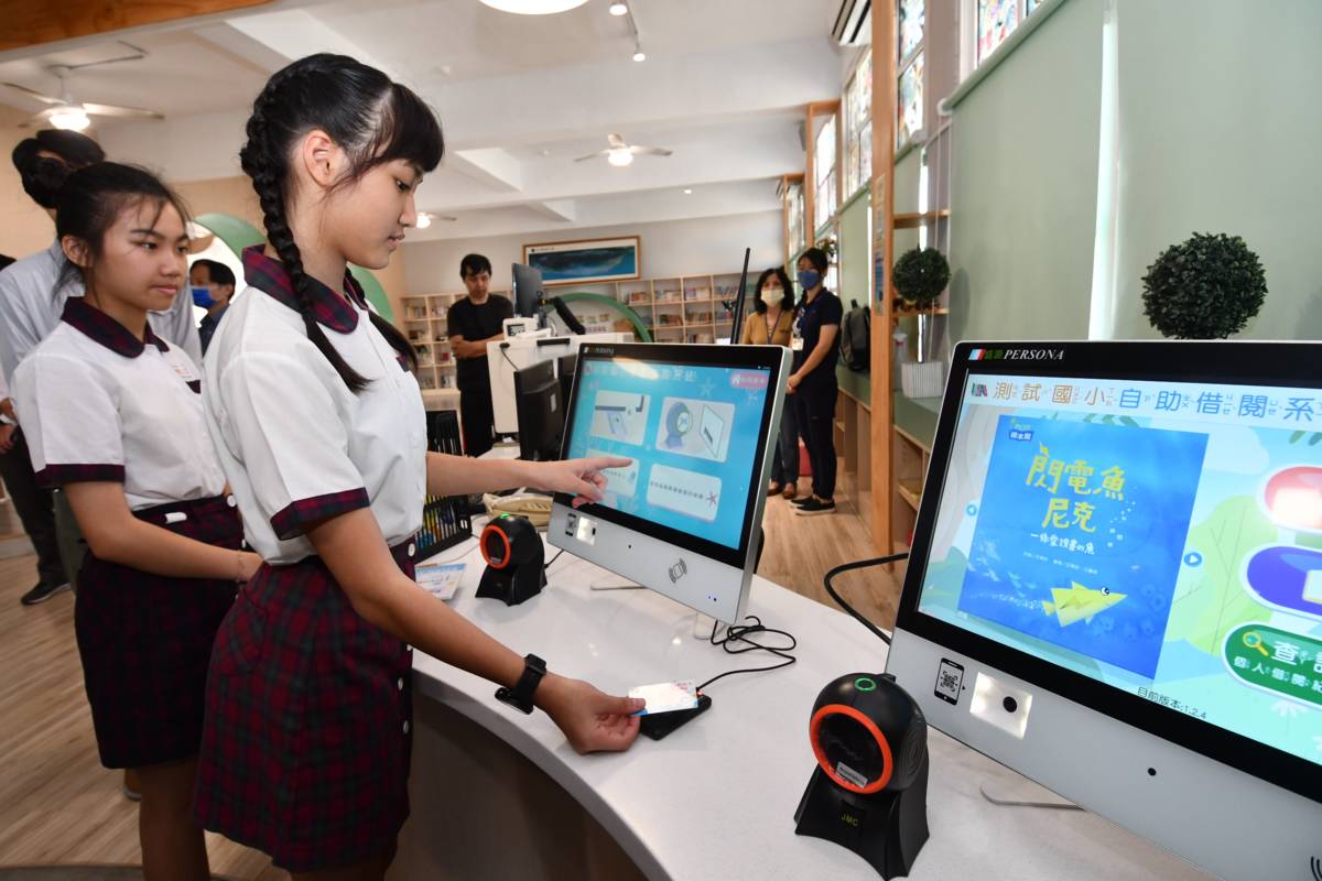 學生使用數位學生證在圖書館借書更便利(圖片來源：彰化縣政府提供)