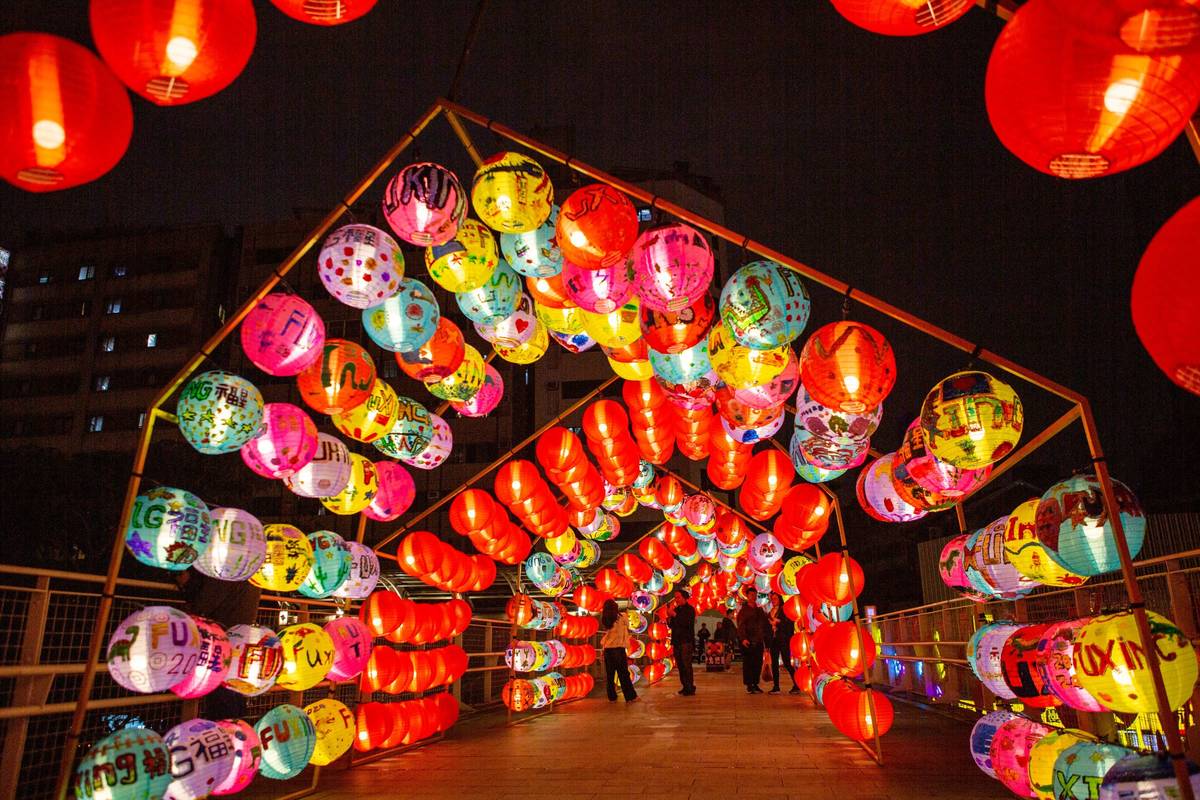 「龍騰四海」天橋上近千個燈籠是由福星國小和西門國小的學生們共同繪製
