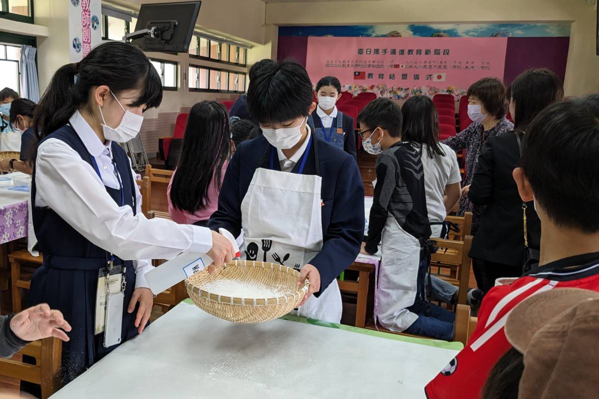 日本學生入班體驗搖元宵