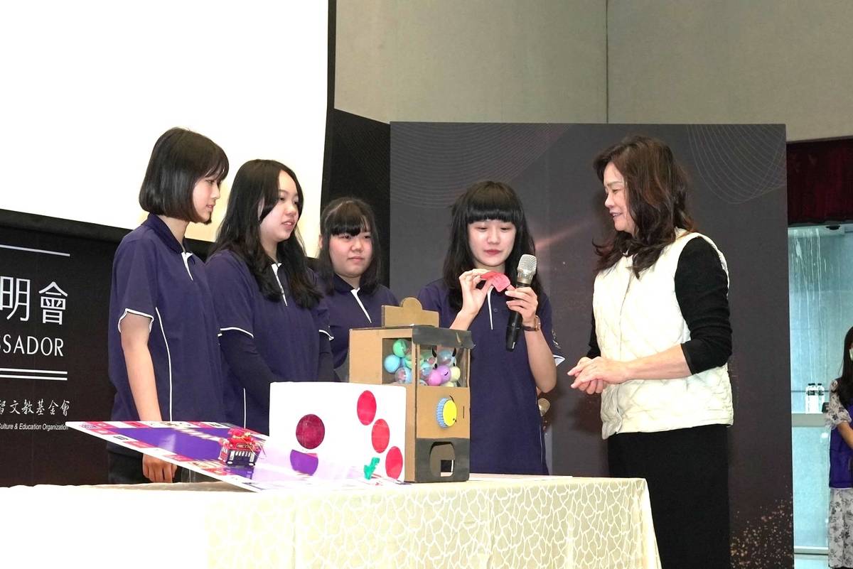 新北市國際技職青年大使國際技職見學成果發表-以桌遊方式呈現赴美見學說明