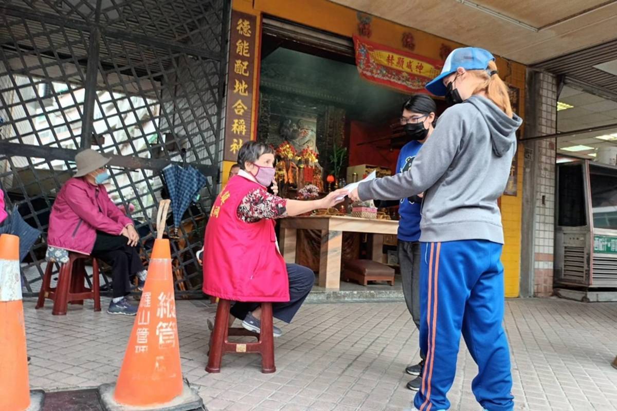 臺東智協學員深入社區鄰里宣傳「舊鞋救命」二手物資募集活動，在挫折中學習溝通技巧，盡一己之力回饋社會。