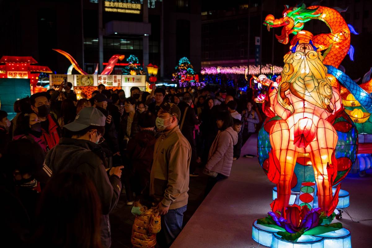 臺北燈節位於中山堂的「競賽燈區」，超過60座燈組將創意與傳統燈藝完美結合