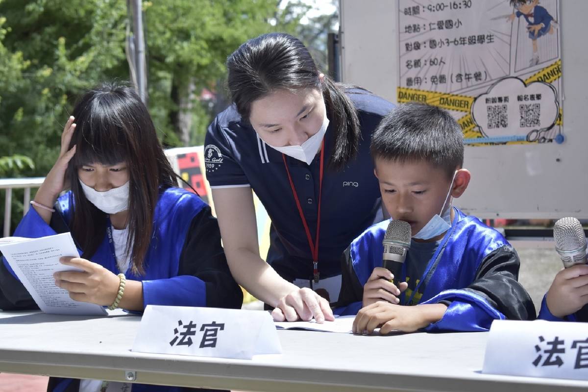 靜宜大學法律服務社至南投縣仁愛國小辦理國民法官模擬法庭審理過程 (教育部提供)