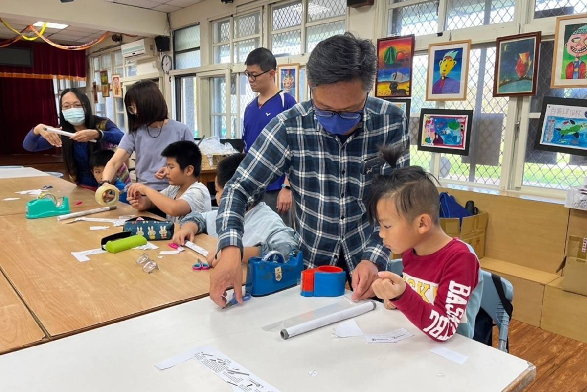 舞鶴國小學童製作水火箭