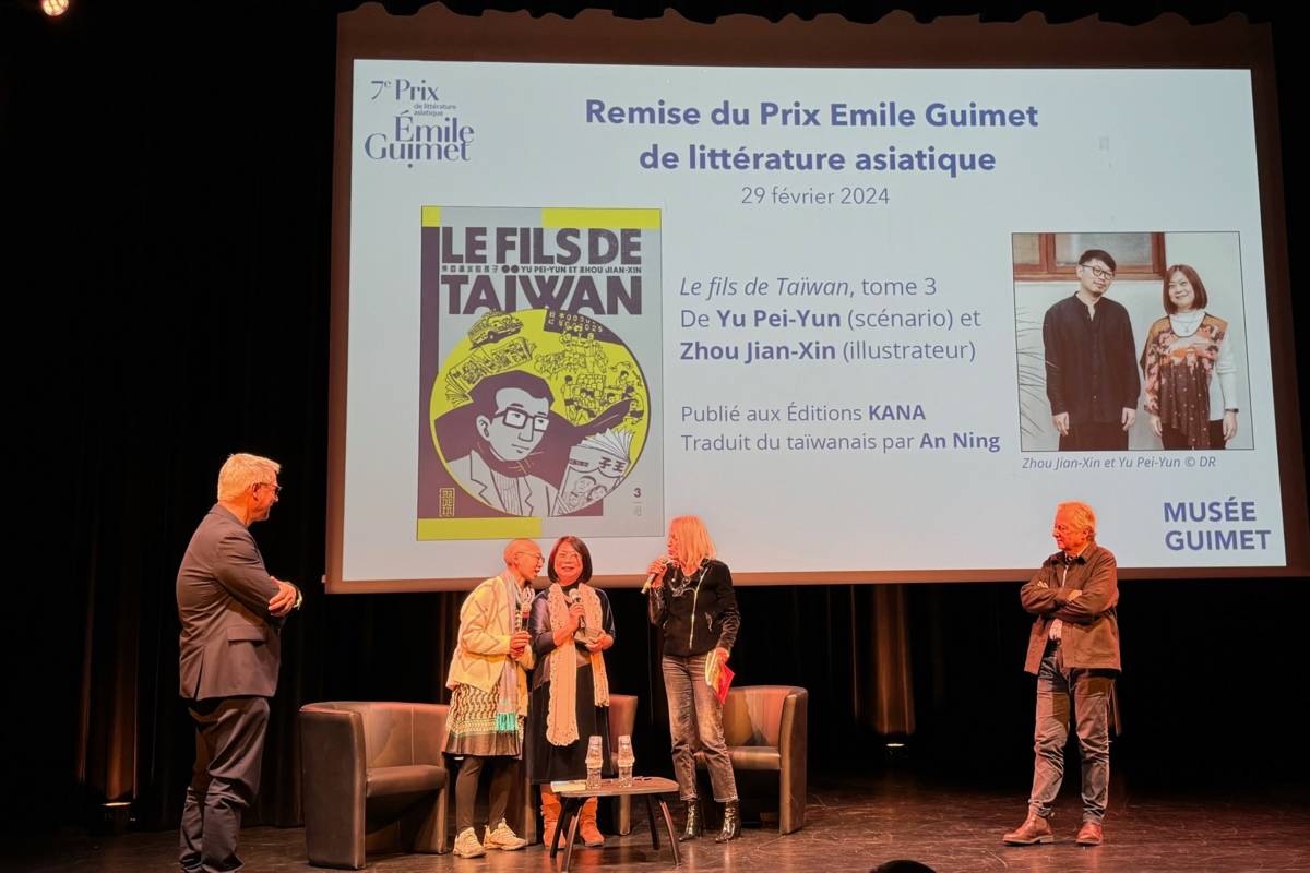 《來自清水的孩子》榮獲2024法國「愛彌爾．吉美亞洲文學獎」新增設的「圖像小說」獎項，作者游珮芸（中）昨（29）日在頒獎典禮接受評審團主席Laure_Adler（右2）訪問。(文化部提供)