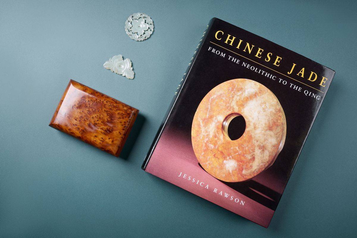 唐獎漢學獎得主潔西卡‧羅森致贈著作《Chinese Jade》及收藏多年香港購買的玉飾.jpg