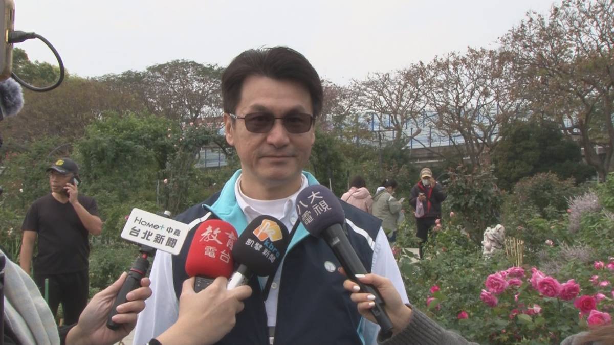 圓山公園管理所主任楊國瑜說明今年臺北玫瑰展展區設計