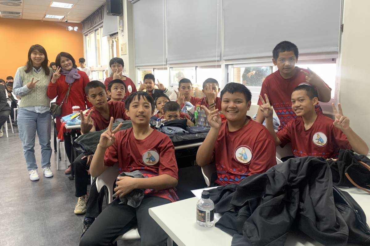 臺東縣桃源國中7年級14位男生同學為本次國中英語讀者劇場唯一報名全班隊