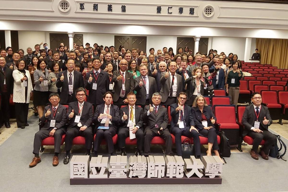 2024臺灣法國高等教育高峰會今天(11)在臺師大舉行，與會者共同合影。