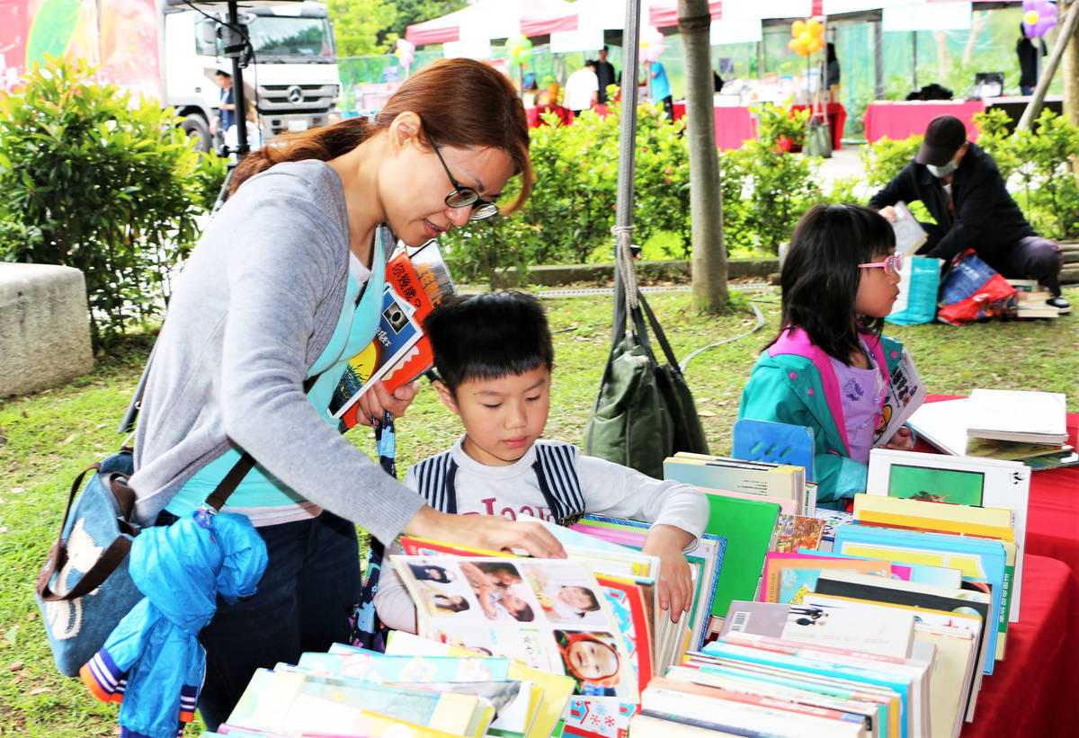 蘆洲分館與空中大學合作 於在地市集中推出好書交換與親子閱讀活動