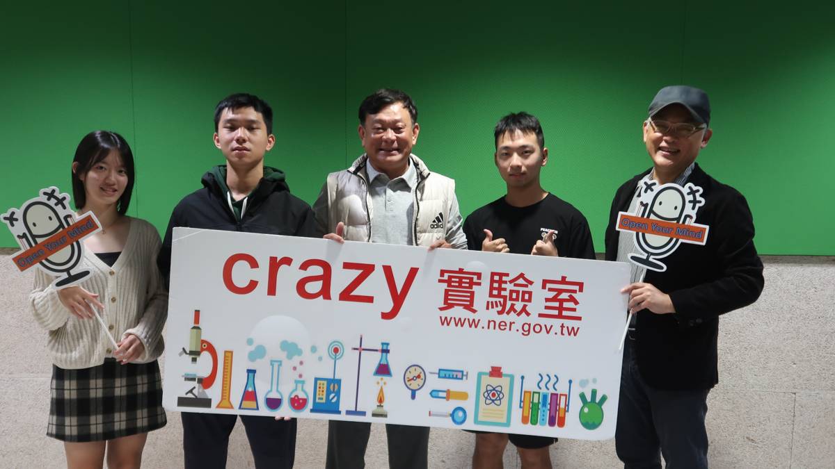 國立斗六高中科展團隊師生(左二至左四)與主持人合影