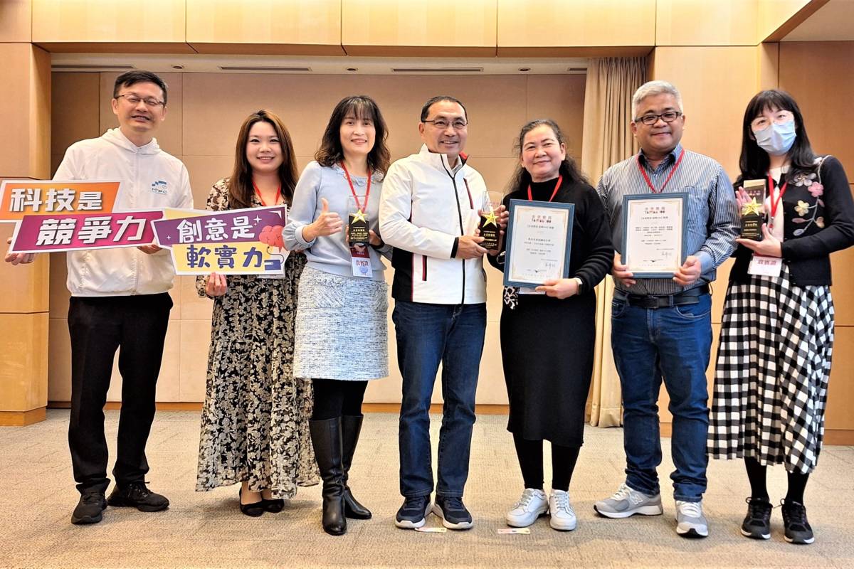 未來教育臺灣100-企業特別獎3件於市政會議獻獎