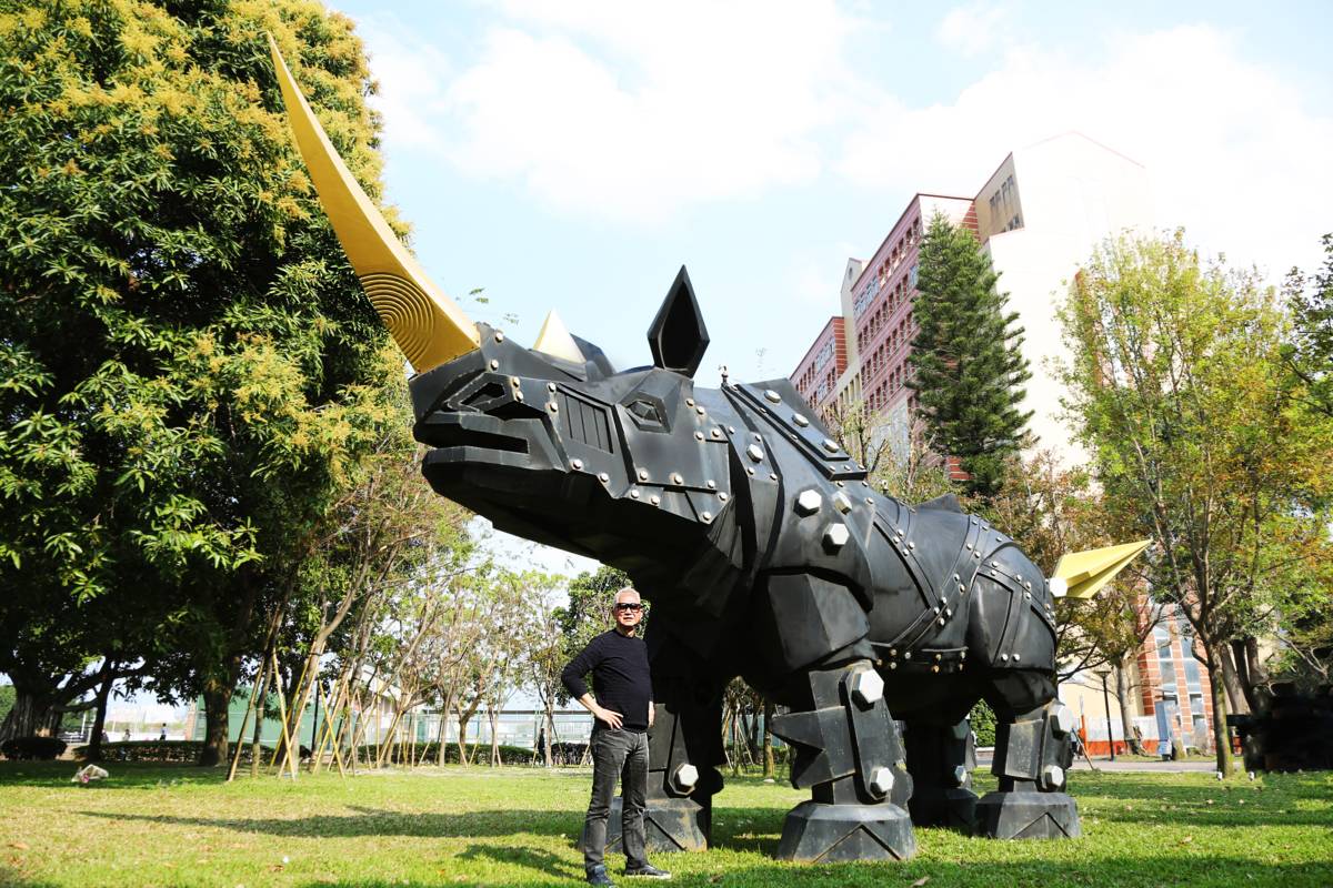 國際知名雕塑家施力仁先生展出大型作品「消光黑金剛犀牛」