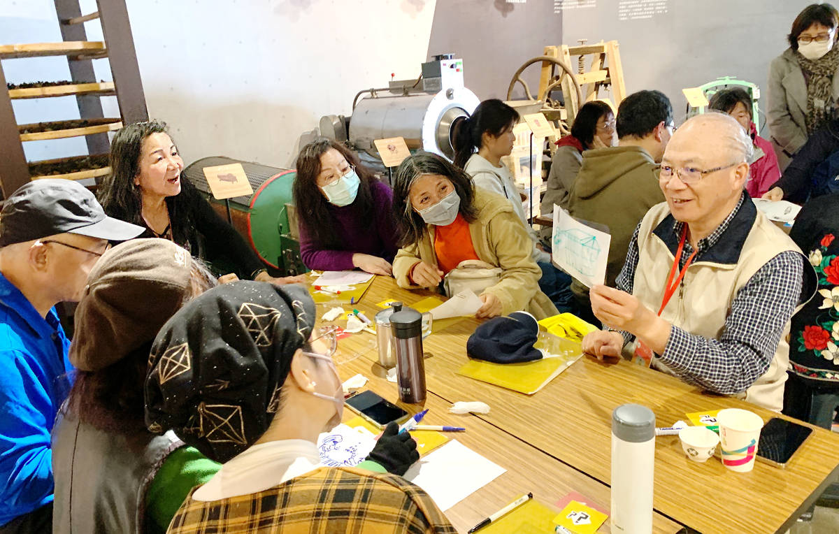 茶博館與臺大動物博物館、植物標本館的志工群在展覽期間進行熱絡的館際交流活動