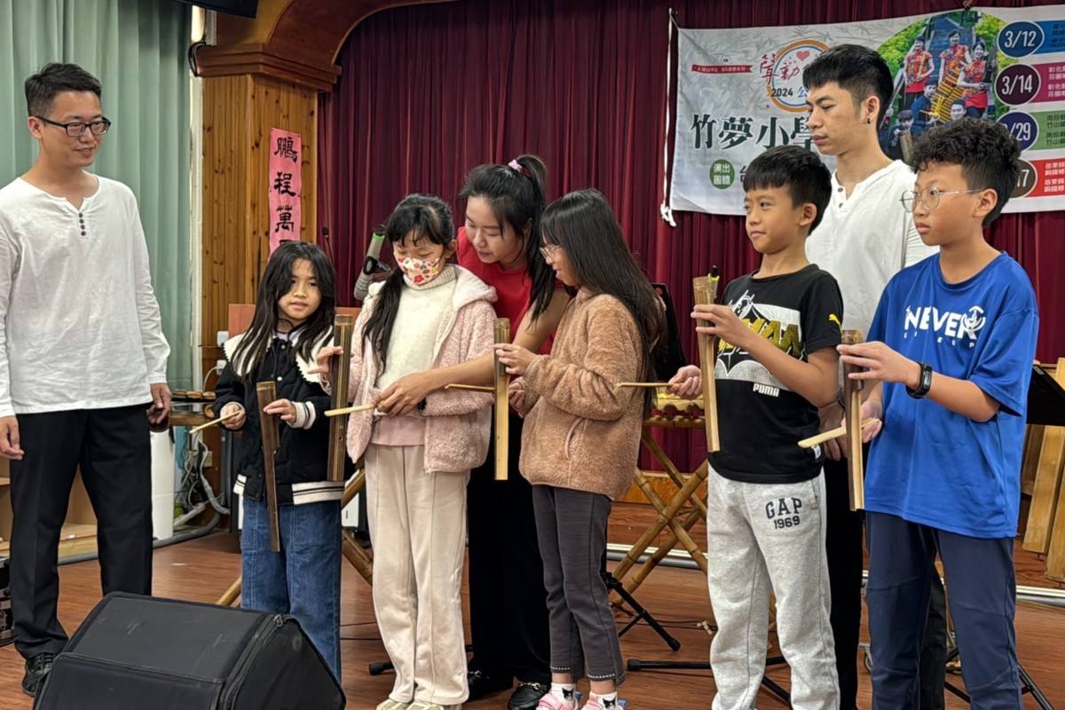 「台灣竹樂團」今天到文德國小帶領學生認識竹樂器(圖片來源：文德國小提供)