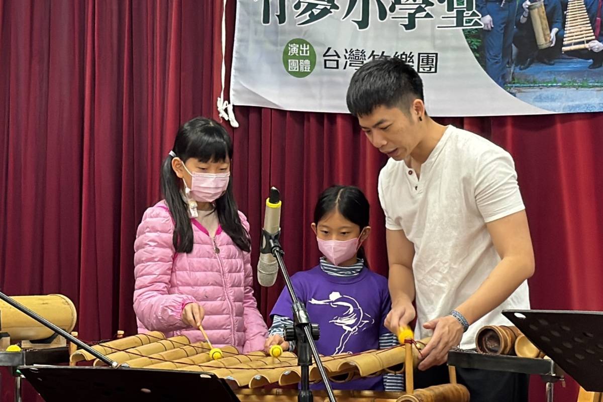 學生上台參與演奏感受竹樂器之美(圖片來源：文德國小提供)