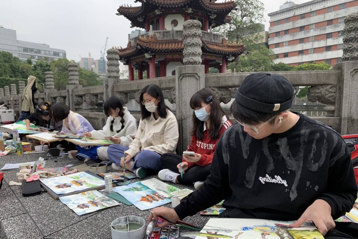 現場聚集2000寫生高手體驗自然美景，啟發人文關懷，以畫會友 (新北教育局提供)