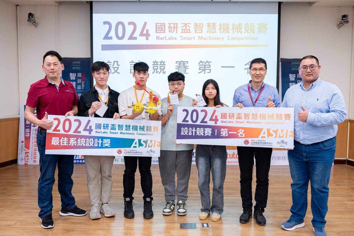 美國機械工程師學會臺灣分會理事長潘正堂（右二）頒發設計競賽第一名給聯合大學「機器人的高爾夫球之旅」團隊 (國研院提供)