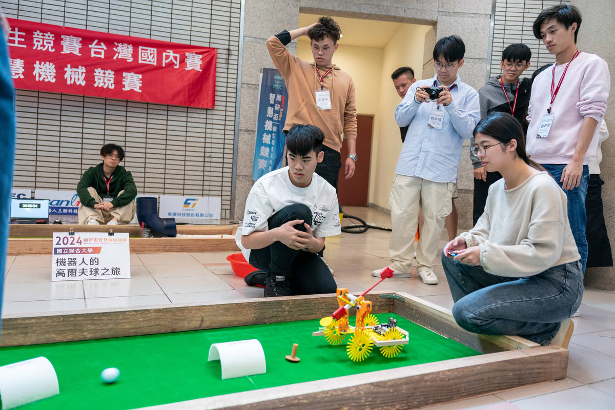 聯合大學「機器人的高爾夫球之旅」團隊獲得設計競賽第一名 (國研院提供)