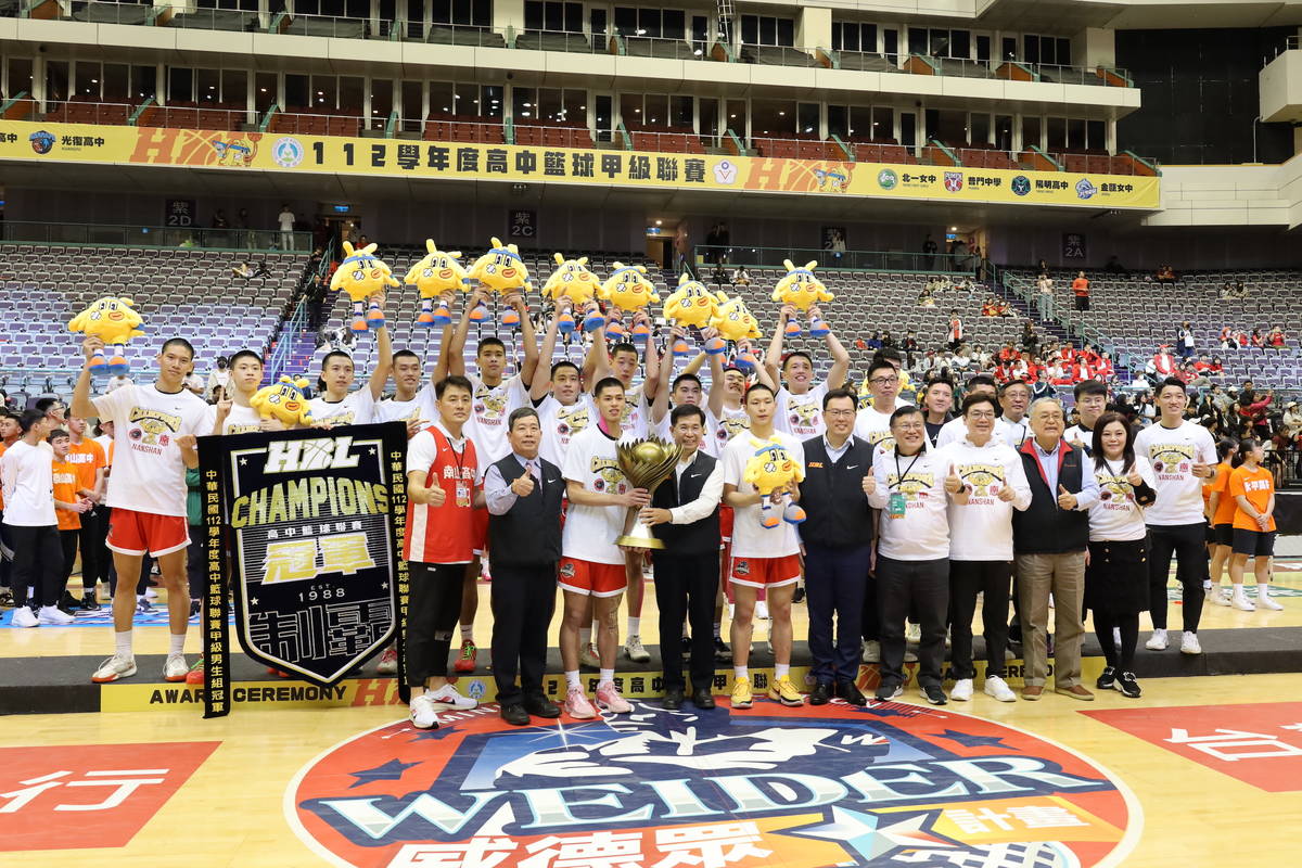 教育部潘文忠部長頒發112學年度HBL高中籃球甲級聯賽男生組冠軍獎盃予新北市南山高中(體育署提供)。