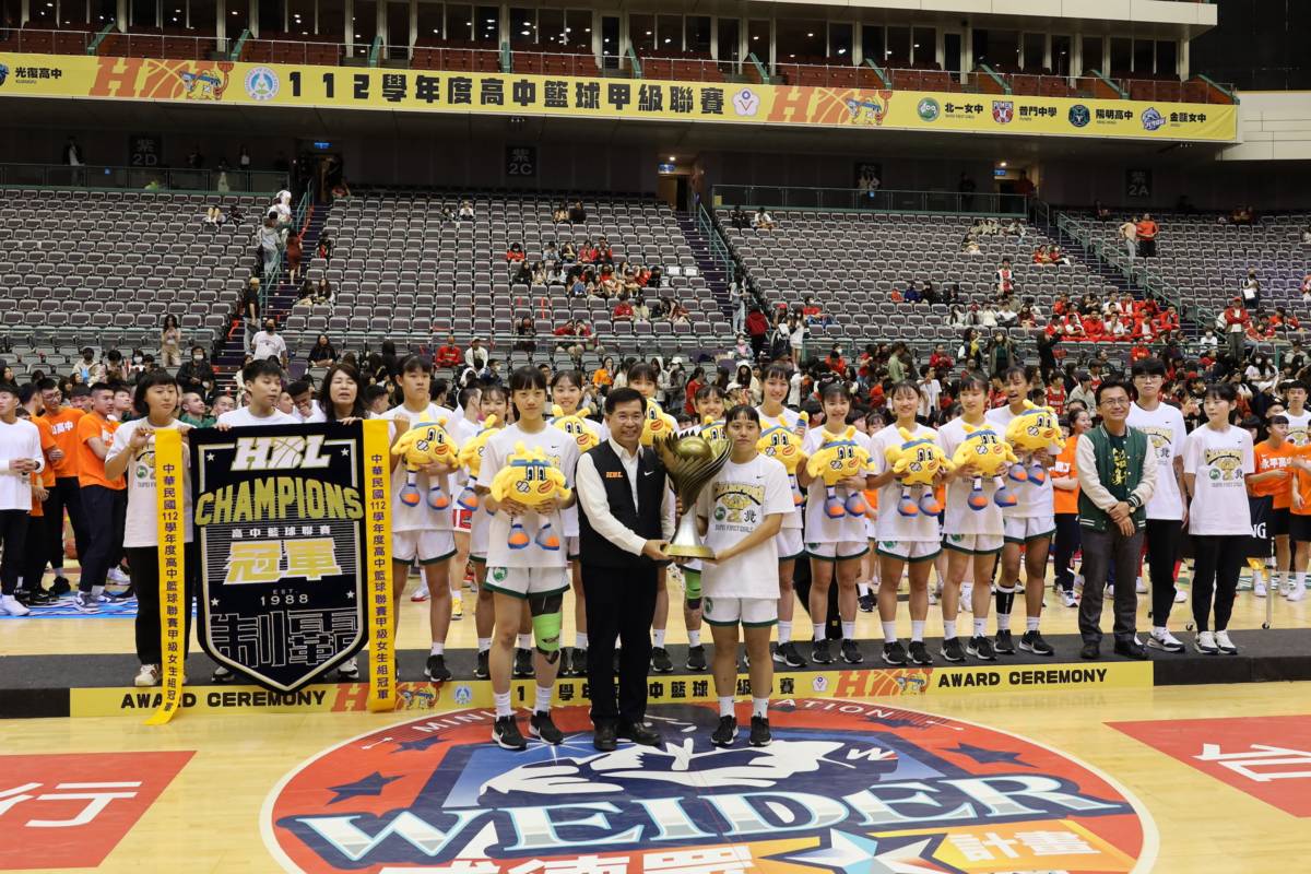 教育部潘文忠部長頒發112學年度HBL高中籃球甲級聯賽女生組冠軍獎盃予臺北市北一女中(體育署提供)。