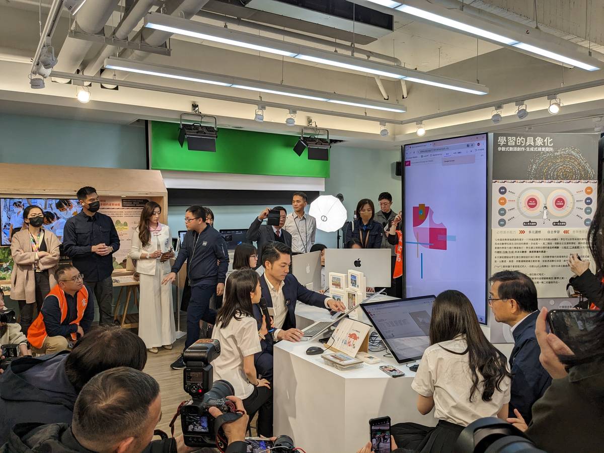 蔣萬安市長與學生一同進行課程體驗，操作「多模態AI生成式運算模組」