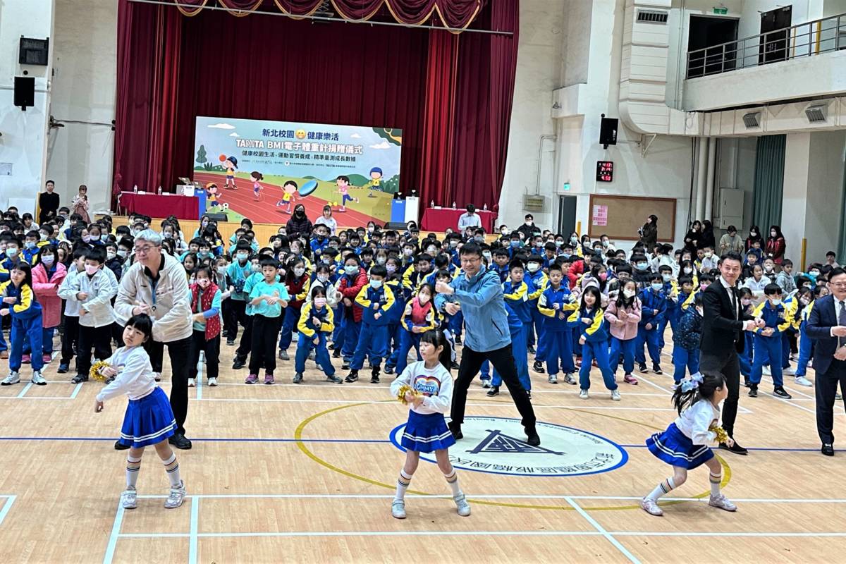 板橋國小2年級400位學童一起跳輕快律動、活力滿滿的「舞蔬果健康操」