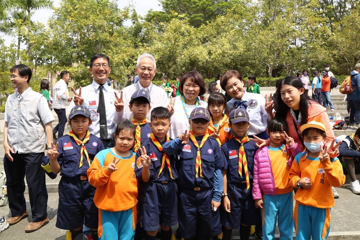 黃敏惠市長與童軍合照 