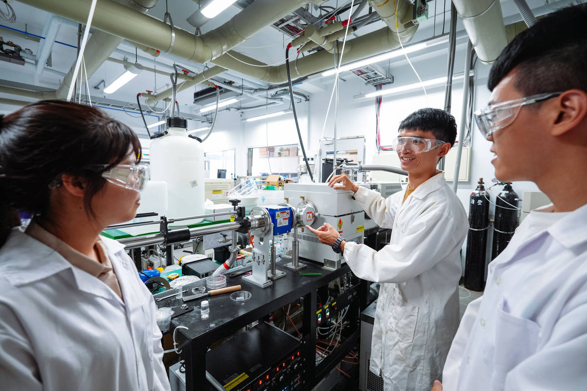 臺灣大學「2023美國發明專利獲證件數全球大學百大排名」中名列全球排名第58位，是台灣第一。圖為臺大生物界面工程實驗室實驗狀況。(臺大提供)