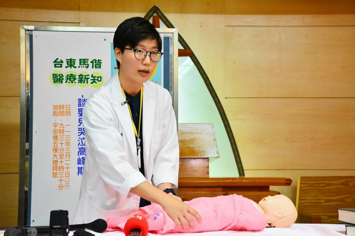 台東馬偕醫院新生兒科醫師張恩菩表示，嬰兒出生後前3個月是哭泣高峰期，對健康無礙，家長應保持冷靜與耐心。