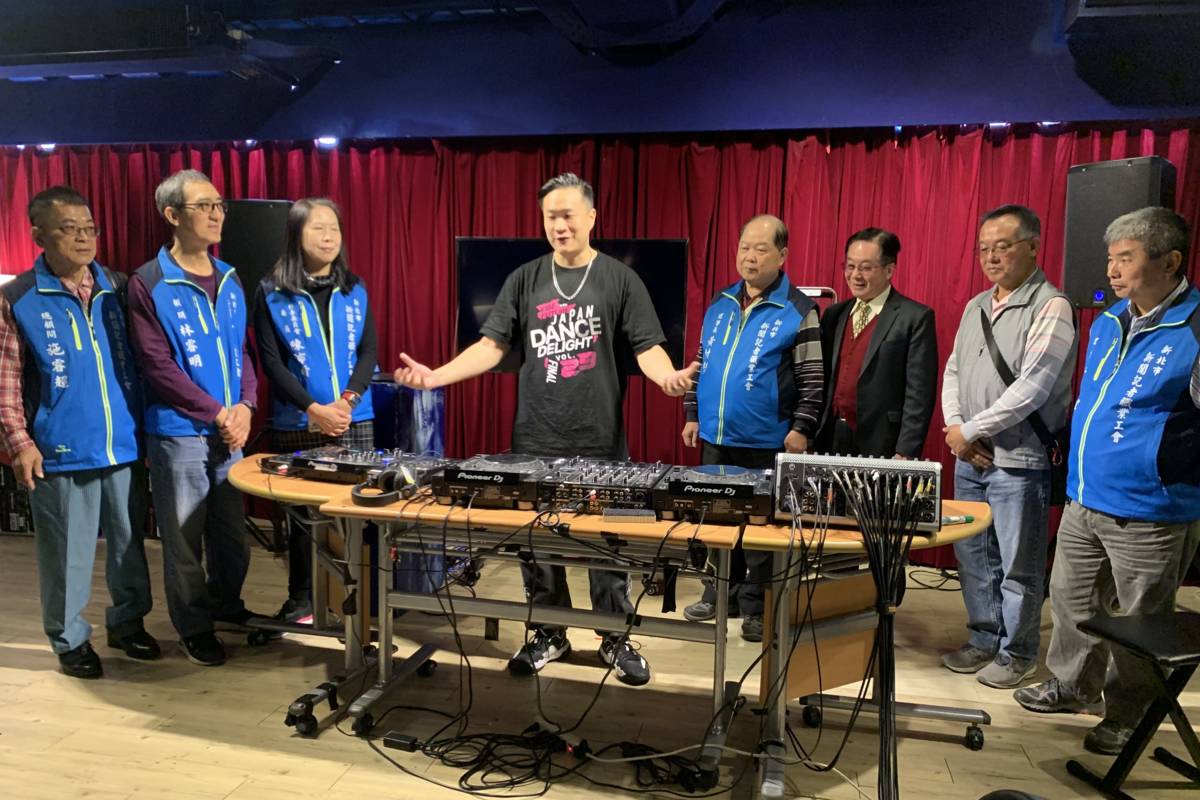 東南科大表藝系吳維章主任(左4)向新北市記者職業工會參訪團，介紹全臺唯一的DJ課程教室