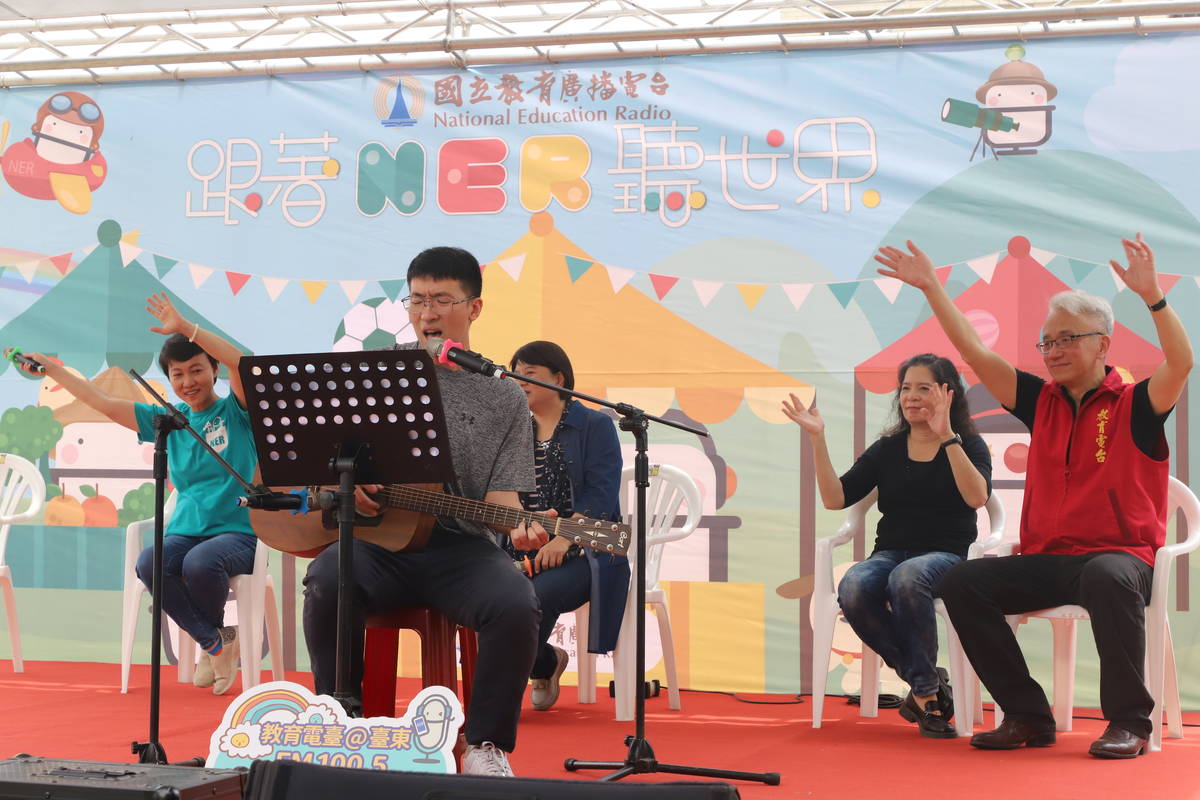知本國中郭人宇老師以吉他獻唱 在場聽眾陶醉其中