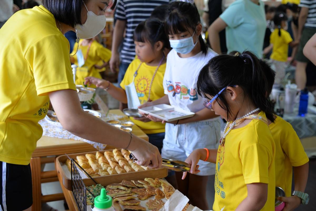臺北市向陽非營利幼兒園畢業餐會開動囉～來嚐嚐孩子們的手藝吧！ (教育部提供)