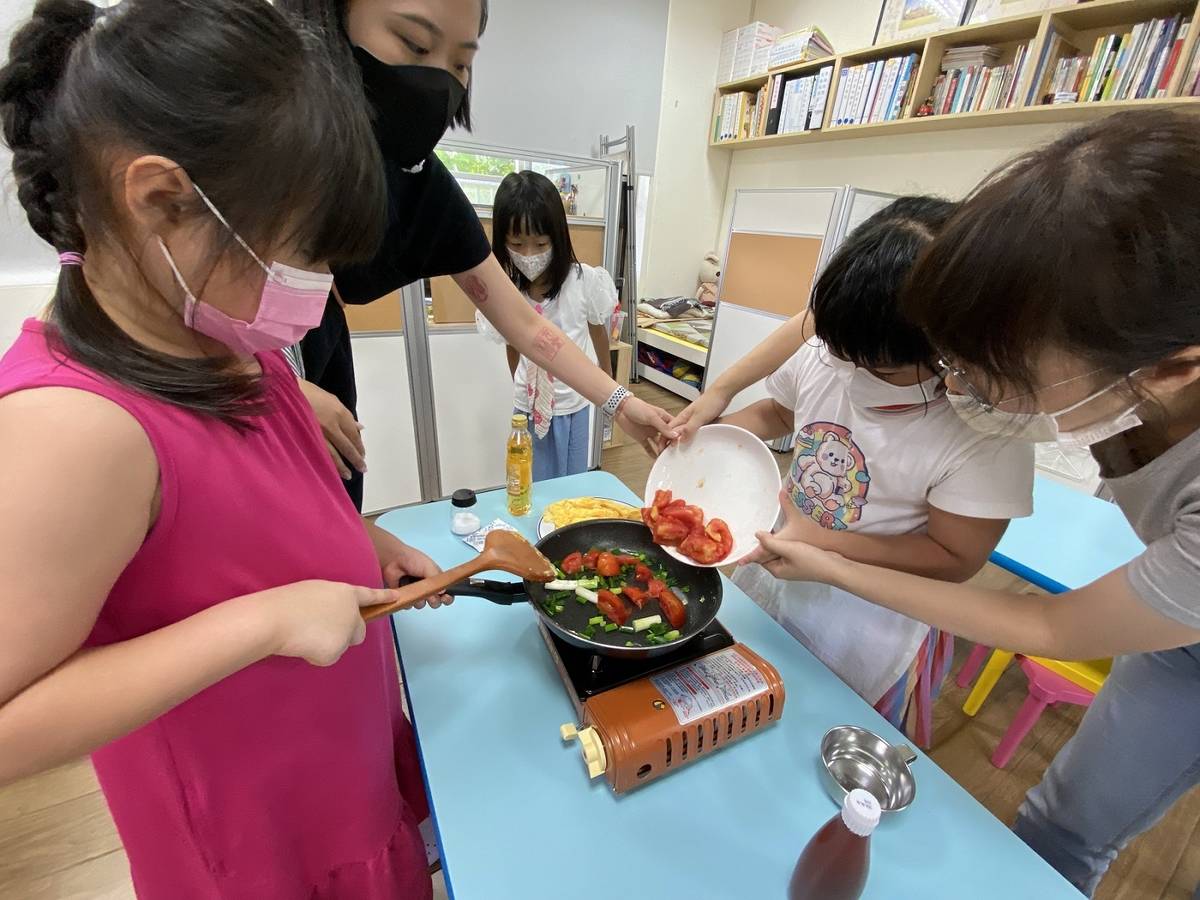 臺北市向陽非營利幼兒園讓孩子自己動手嘗試做畢業菜色 (教育部提供)