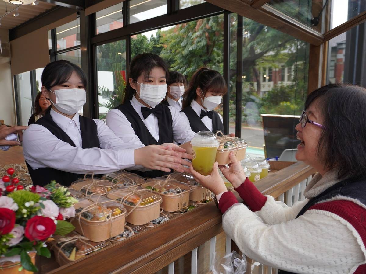 國立中興大學附屬臺中高級農業職業學校舊校長宿舍側邊，改造為販賣文創實習產品的窗口 (教育部提供)