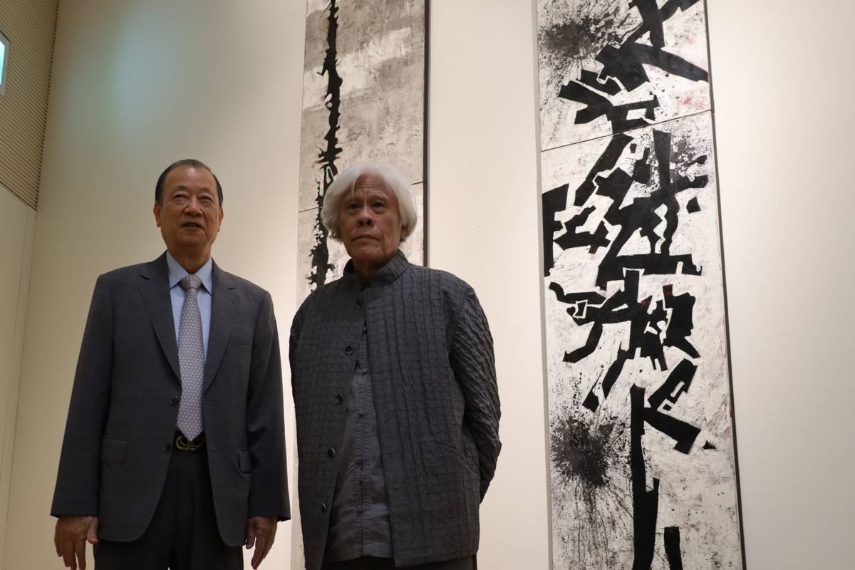 圖為王懷慶大師(右)、亞大創辦人蔡長海，在王懷慶大師的作品《鶴頭杖》、《連環棍》前合影。