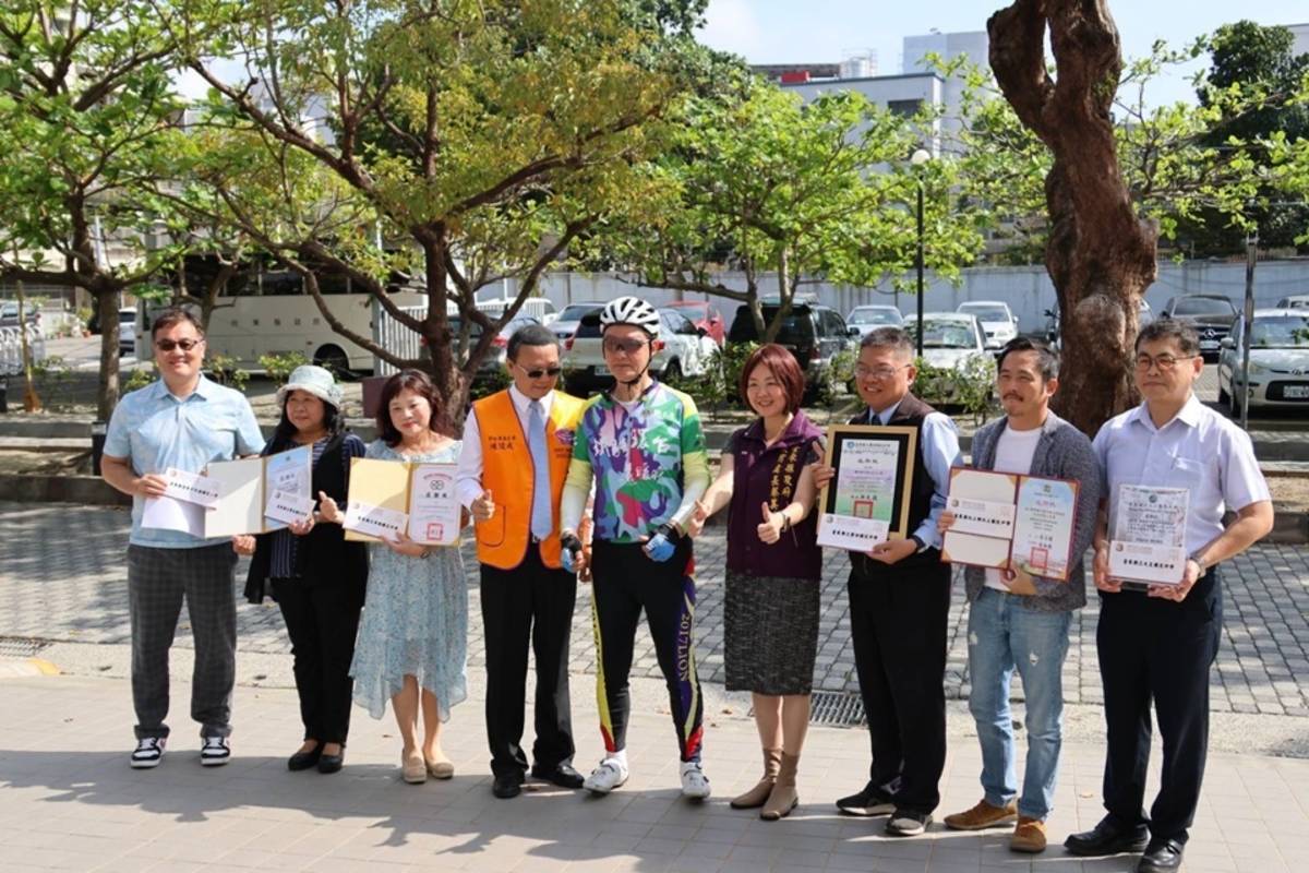 國際獅子會發起鐵騎環臺送暖行，25日抵達臺東拜訪教育處，捐贈清寒獎助學金，資助縣內6校共40名弱勢學子。