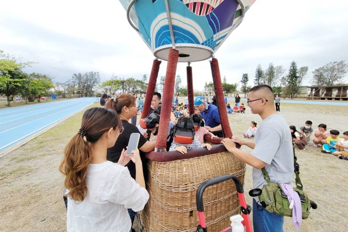 富山實小學童戴上一體式VR眼鏡，在360度高空虛擬實境中，盡攬臺東縱谷美景。