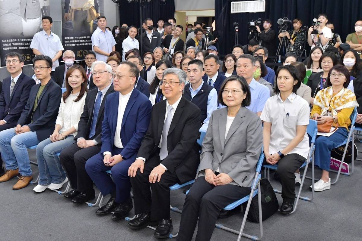 「百年轉身．自由永續－中央社百年風華攝影暨文物展」開幕吸引許多貴賓共襄盛舉 (行政院提供)