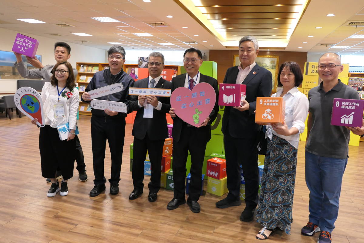 醒吾科大通識中心主任許宛琪(前排左起)、觀餐學院院長黃寶元、創價學會三新圈長何竹山、醒吾科大校長陳義文、瀚荃公司董事長兼永續長楊超群、流行藝術學院院長曾媚美、商管學院院長李國豪及青銀學院執行長顏士凱(左後)，共同宣傳聯合國永續發展目標 (醒吾提供)