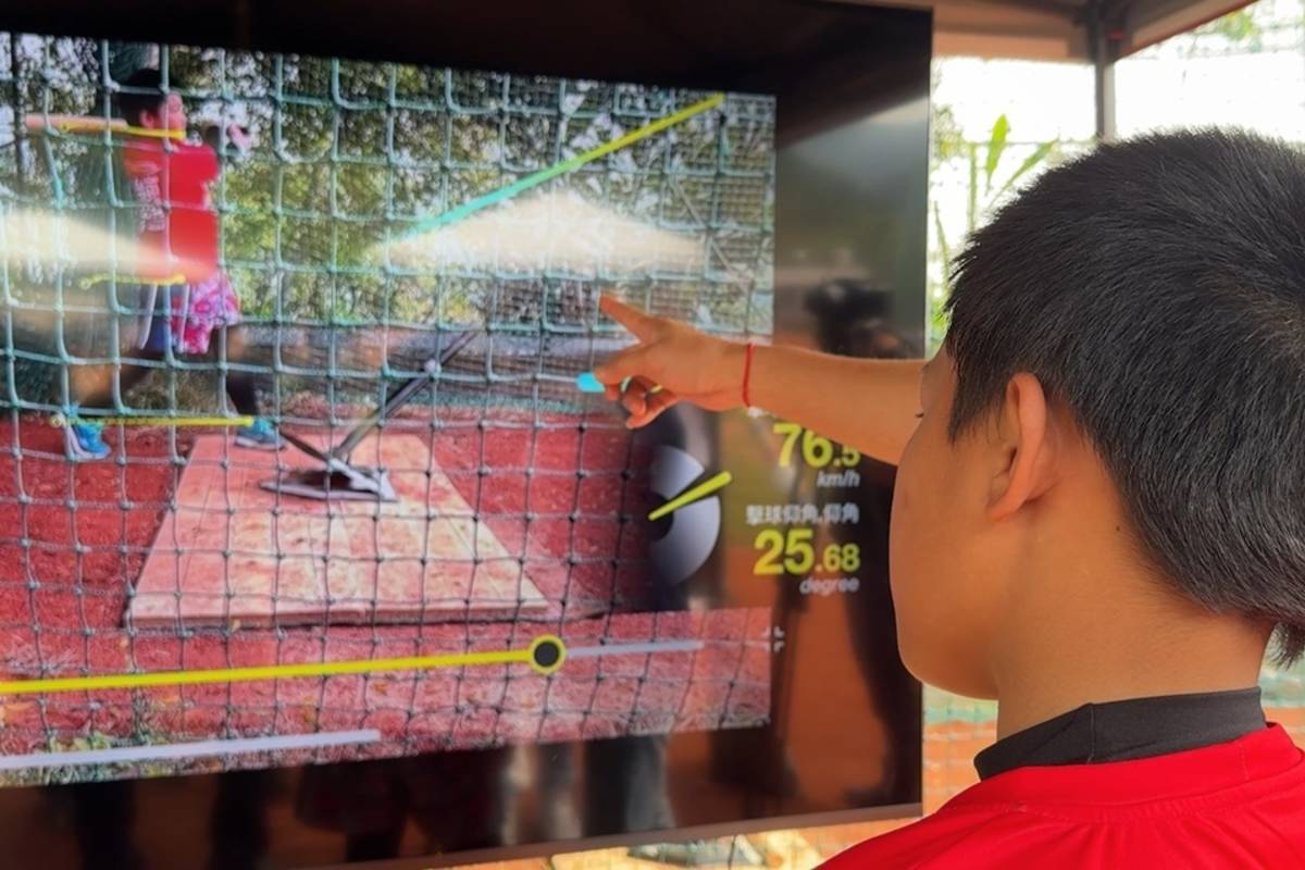 經濟部運動感測系統技術導入臺東縣延平鄉紅葉國小，透過收集個人化數據，精準為球員制定投球與打擊改善方針。